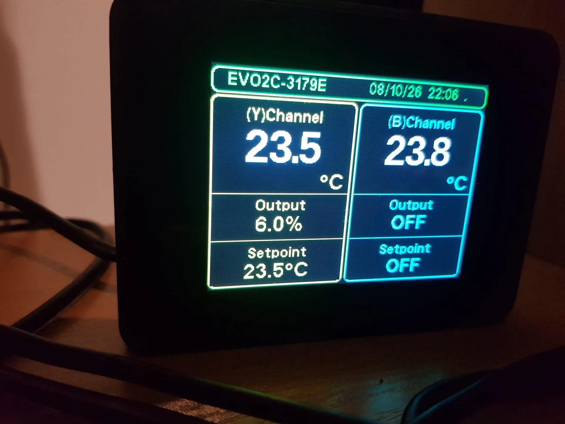 Ekran termostatu Evo pokazujący nocny odczyt 23,5 oraz 23,8 stopnia Celsjusza 8 października 2026 o 22:06